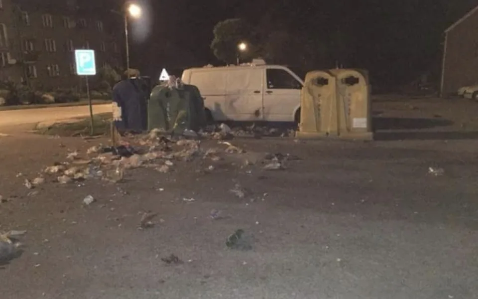 Švýcar odpálil ve Světlíku kontejner. Policie ho zadržela.