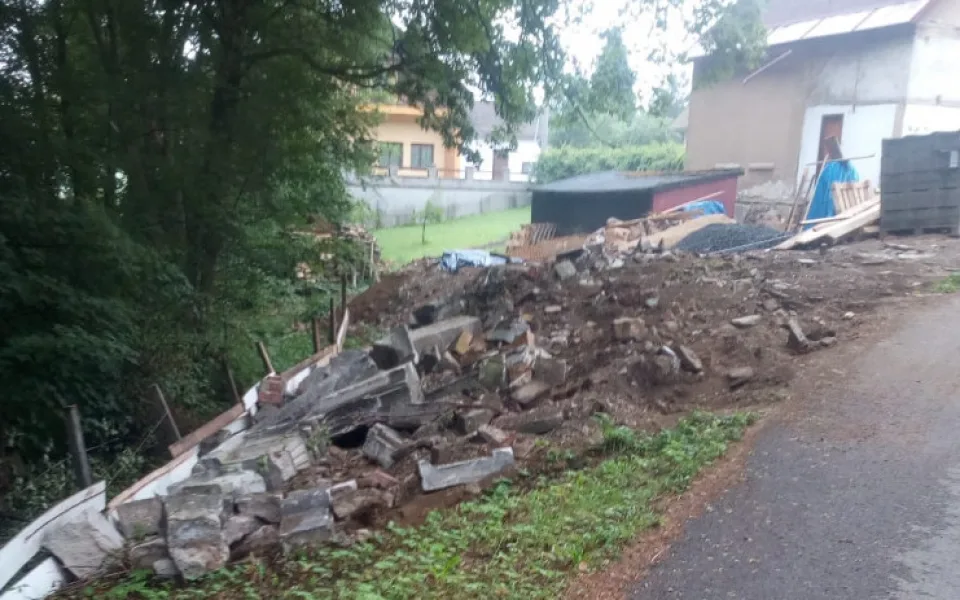 V Desné začala oprava hřbitova. Staré německé náhrobky skončily v zavážce.