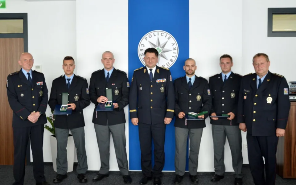 Policisté zachránili nájemníky z hořícího domu. Za odvahu teď dostali medaile.