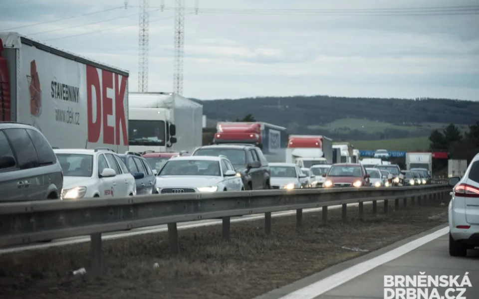 Na D1 začal fungovat inteligentní dopravní systém. Zatím zkušebně.