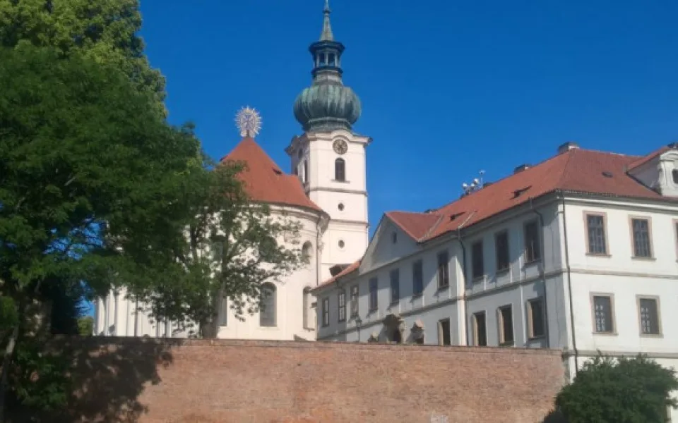 Pohled na klášter od Pivovarského rybníku.