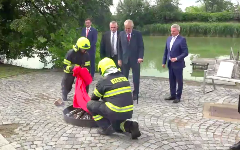 Miloš Zeman na happeningu na Hradě spálil červené trenýrky.