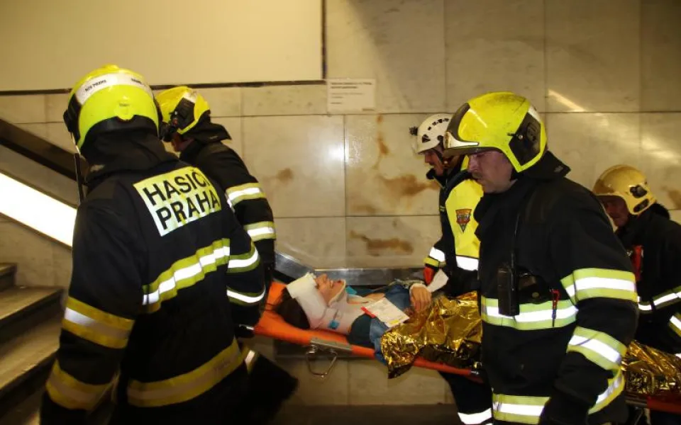 Teroristé zaútočili na civilisty v pražském metru. Naštěstí šlo jen o cvičení.
