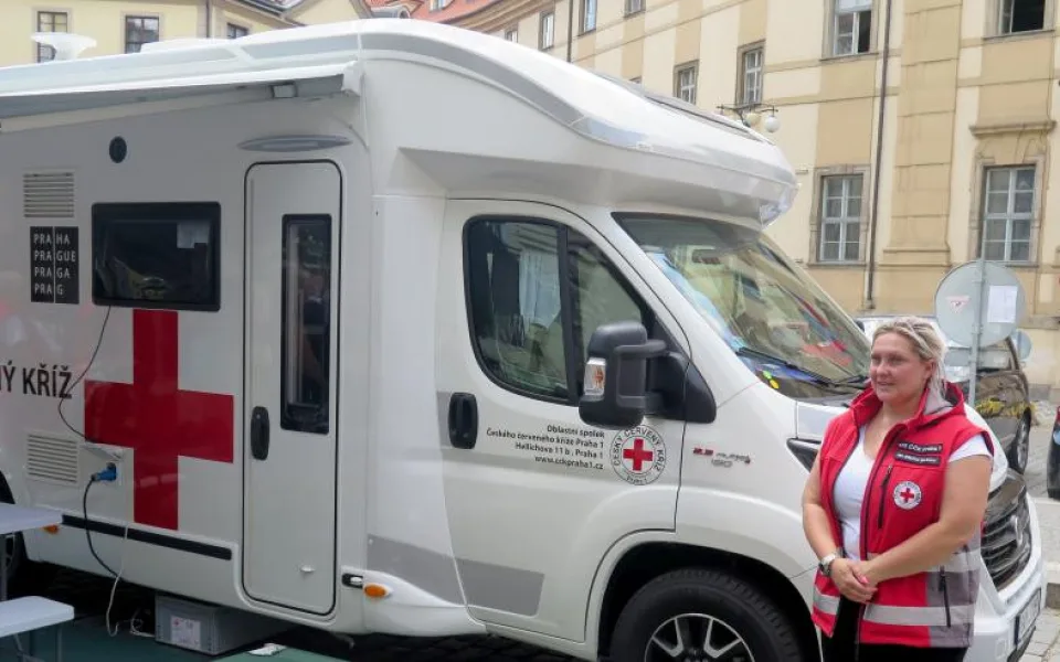 Praha předala Červenému kříži mobilní asistenční centrum. První v republice.