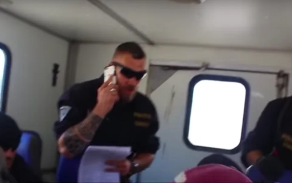 Snímek z transportu zadržených.