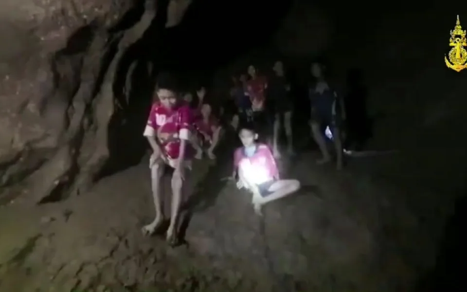 Chlapci v thajské jeskyni dostávají potápěčské lekce, Babiš nabídl pomoc.