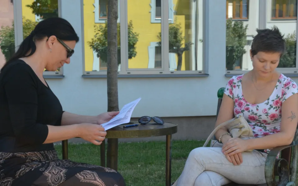 Vlevo Martina Vrbová, vpravo Kateřina Jaňourová.