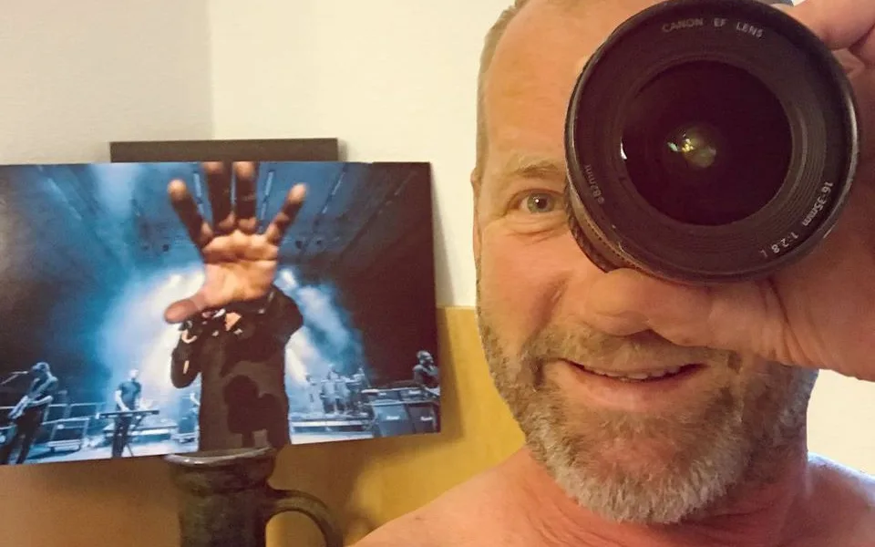 David Koller nechal budějckému fotografovi opravit objektiv, který mu při koncertu rozbil.