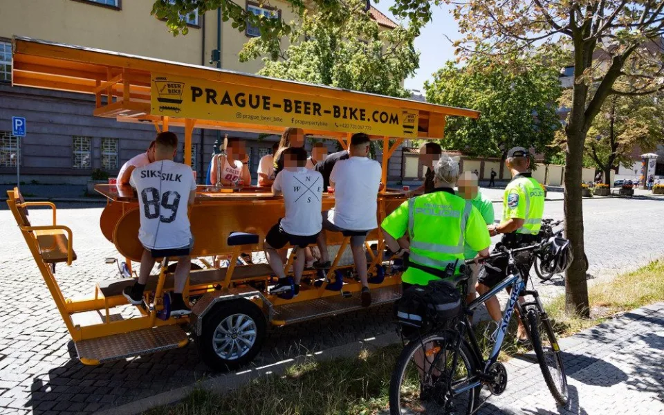 Pražští strážníci se zaměřili na pivní kola. O přestupky nebyla nouze.