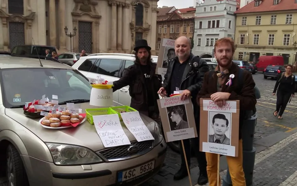 Stovky lidí u Sněmovny demonstrují proti vládě s komunisty.
