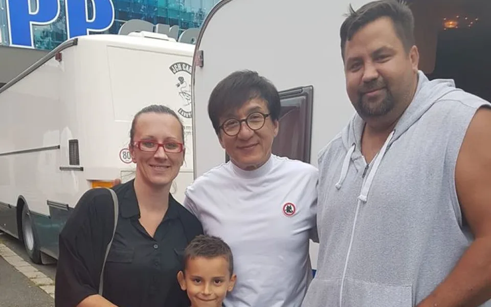 V Hradci Králové měl natáčet Jackie Chan, na sociálních sítích se objevily fotky.