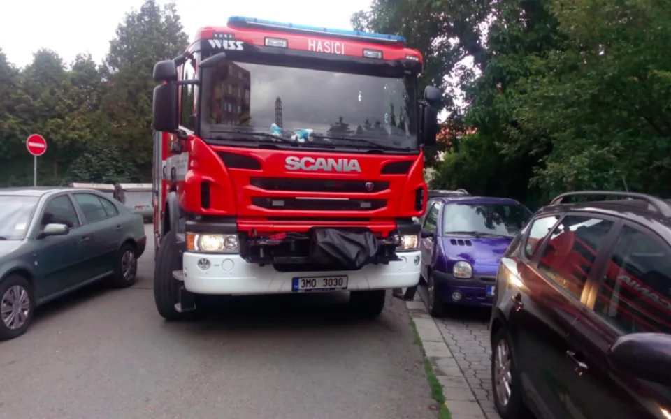 Hasiči testovali průjezdnost silnic. Špatně parkující řidiči jsou problémem, říká mluvčí.