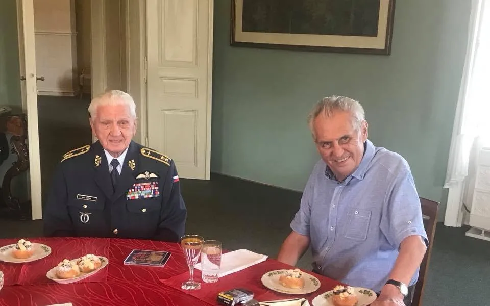 Miloš Zeman přijal generála Emila Bočka. Poděkoval mu za podporu v prezidentské volbě.