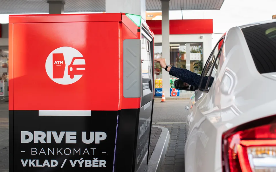 První bankomat v tuzemsku speciálně určený pro motoristy. Peníze vyberete rovnou z okénka auta.