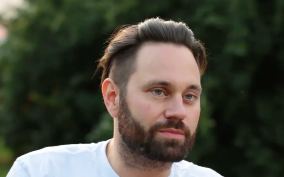 Lidi nechtějí jen jezdit na dovolenou, chtějí žít aktivně, říká režisér filmu o surfingu.