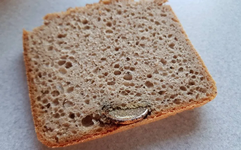 V chlebu z libereckého Globusu našel zapečenou minci. Mrzí nás to, zní z obchodu.