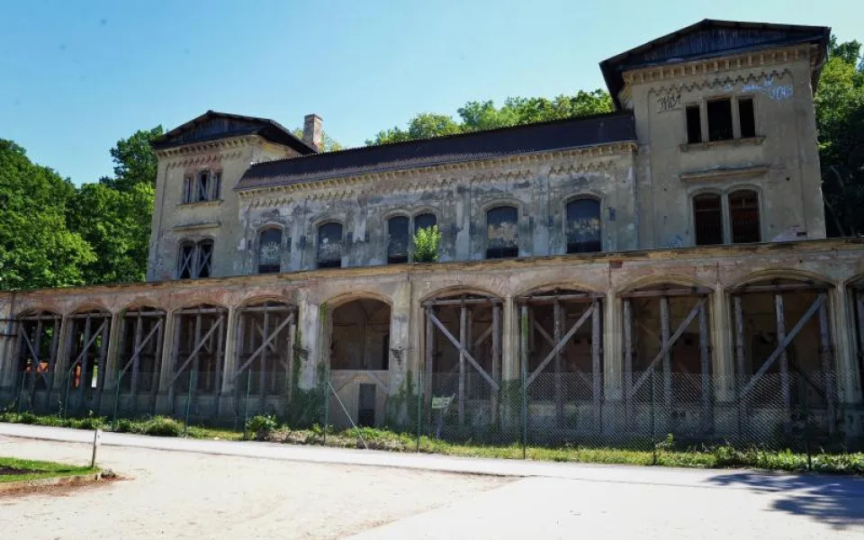 Podaří se slavné restauraci navrátit zašlou slávu? Šlechtovce zbývá poslední rok rekonstrukce.