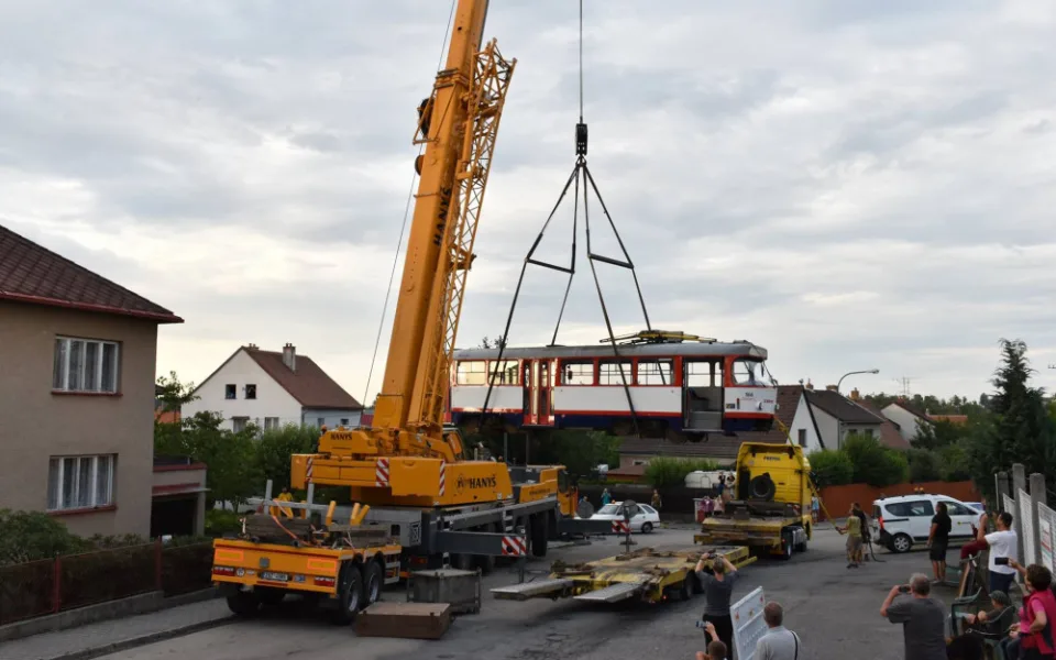 Olomoucká tramvaj zdobí střechu garáže u rodinného domu v Jihlavě.