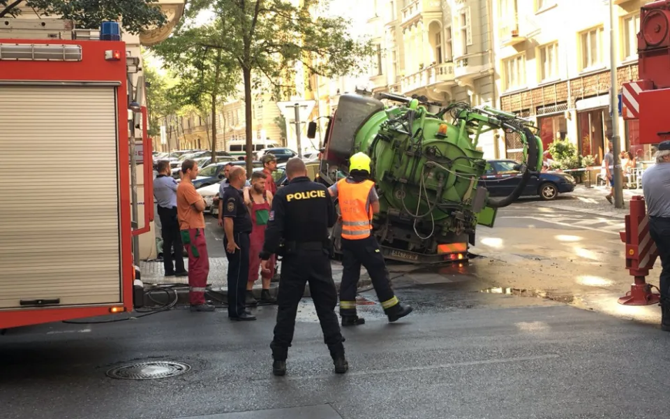 Na Vinohradech se pod čistícím vozem propadla vozovka o dva metry.
