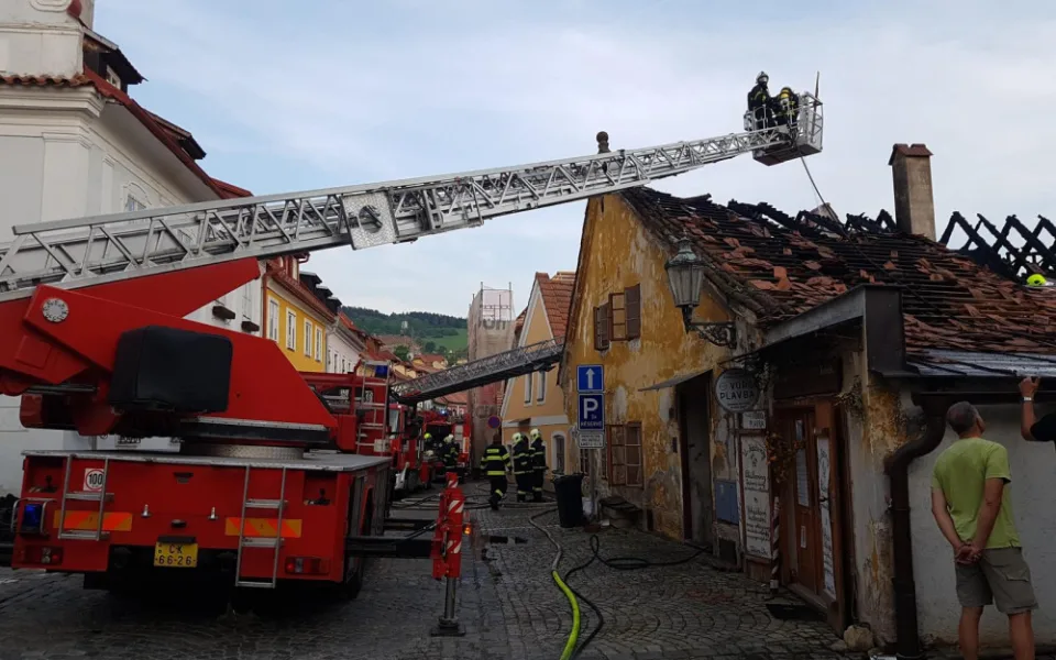 Lidé přispěli ženě, které shořel dům v Českém Krumlově, přes tři sta tisíc korun.