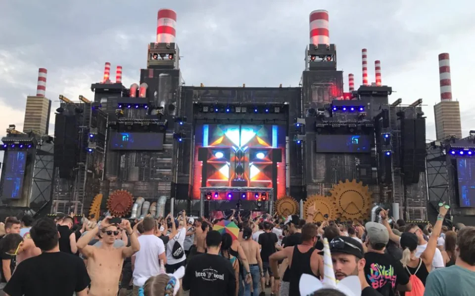Let It Roll opět posunul laťku. Tisíce návštěvníků neodradilo ani tropické počasí.