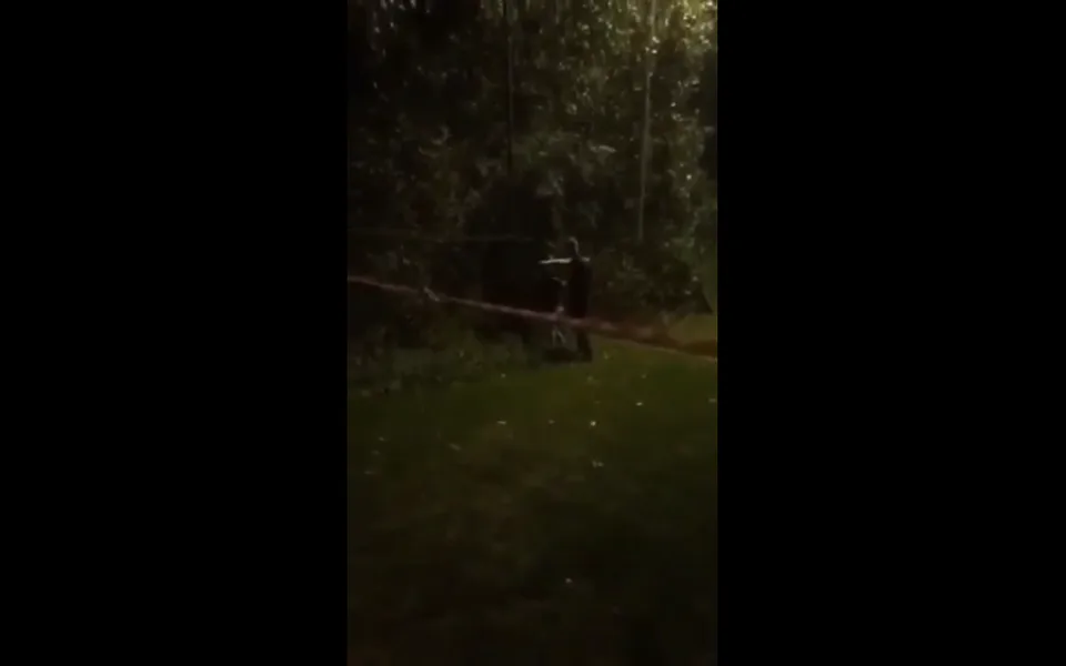 yhazovač v Chrlicích surově zmlátil mladíka, který močil na nepovoleném místě.