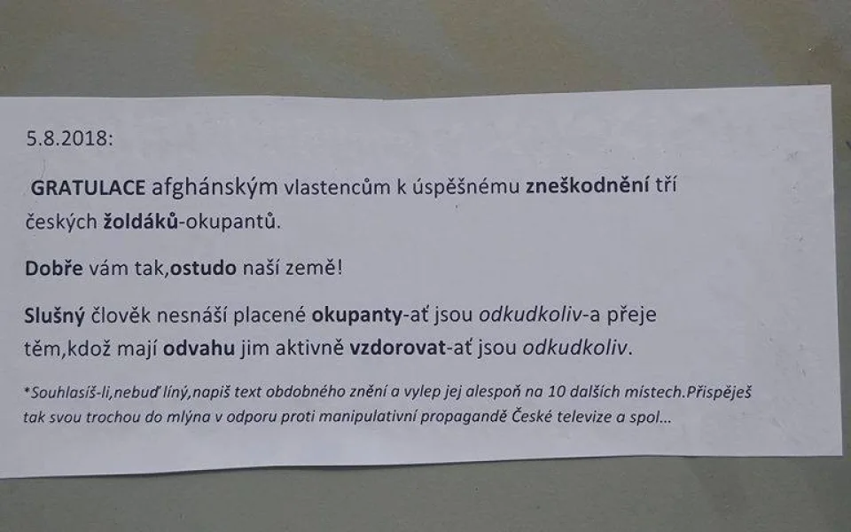 Kriminalisté se zabývají nálepkami chválícími smrt českých vojáků.