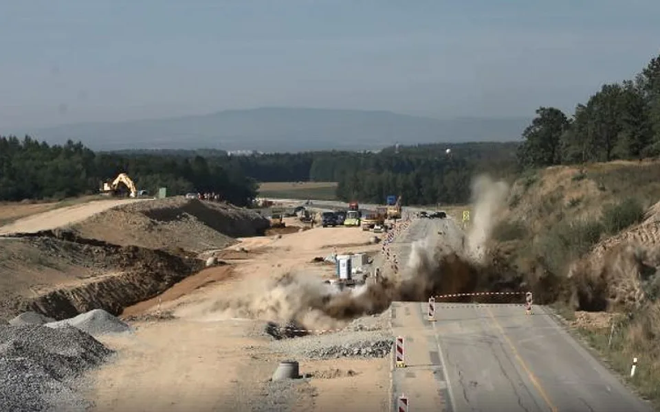 Výbuch a oblak prachu. Stavbaři odstřelovali horninu u budované dálnice D3.