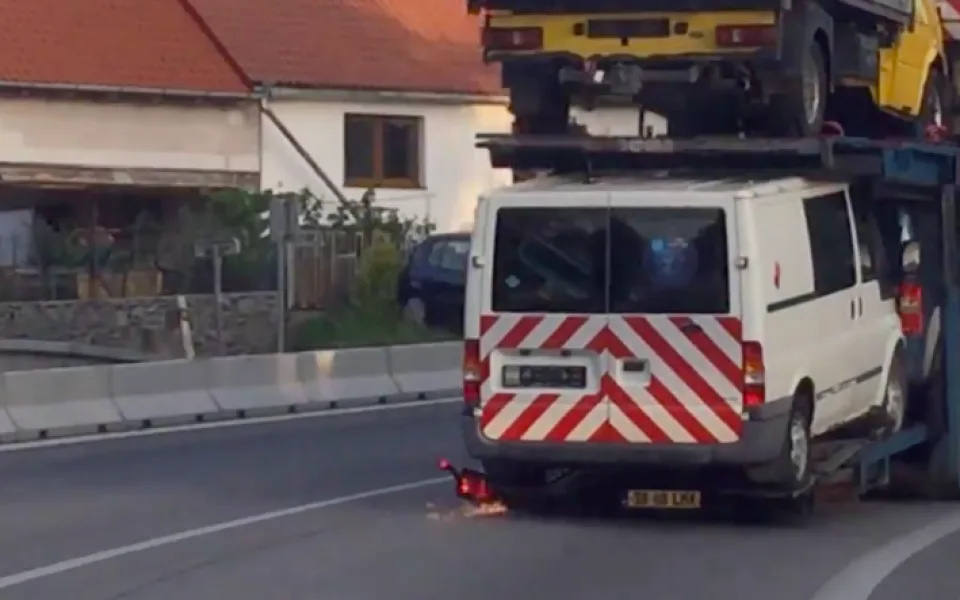 VIDEO: Řidič s naloženým návěsem měl co dělat, aby kolos udržel na silnici. Jízdu ukončil výbuch pneumatiky.