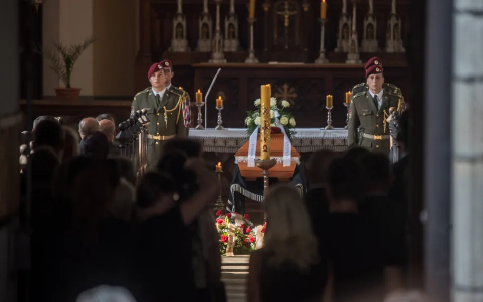 V Hluboké nad Vltavou se lidé loučili s padlým vojákem Kamilem Benešem