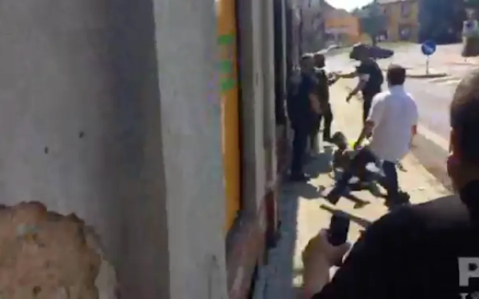 Policie zadržela v Dubí na shromáždění DSSS šest lidí. Demonstranti napadli fotografa.
