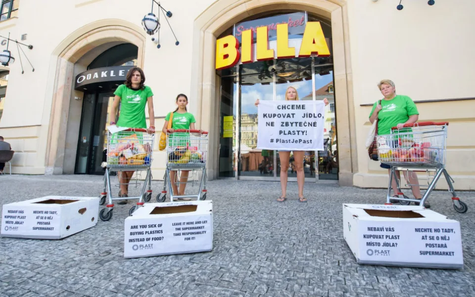 Greenpeace protestovalo před obchodem Billa proti přebytečným plastům.