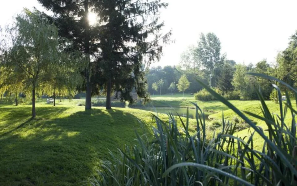 Centrální park na Praze 19.