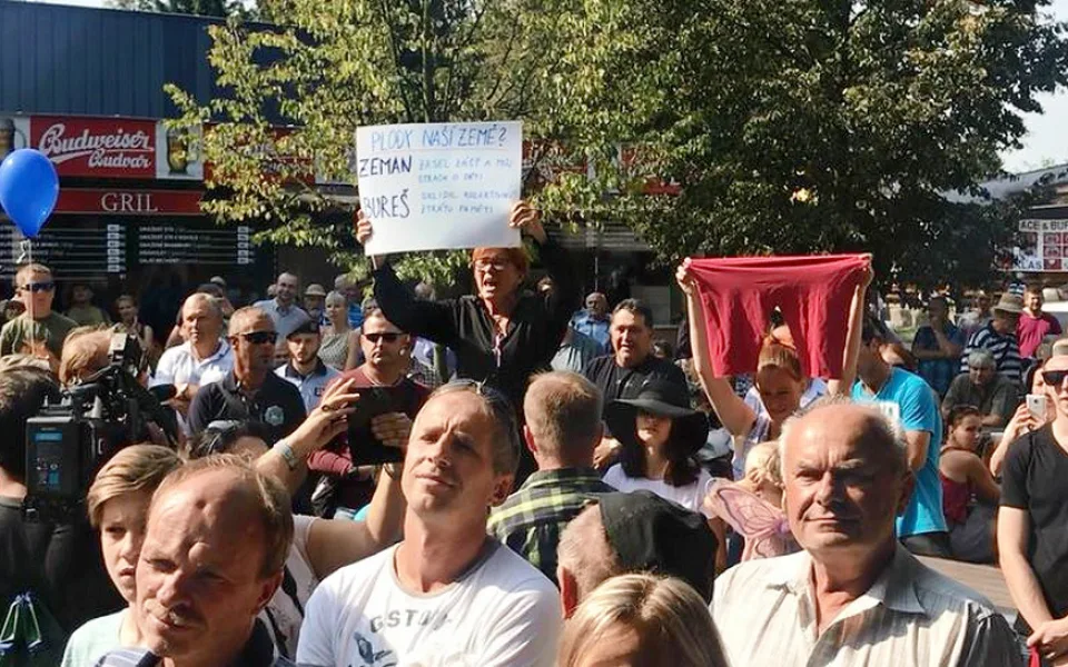 Hanba, křičely ženy na prezidenta při zahájení Země živitelky. Pouštěly Modlitbu pro Martu, držely transparent a velké červené trenýrky.