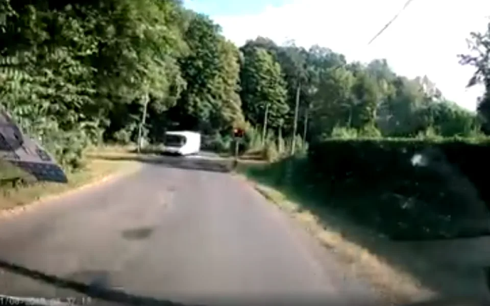 Hazard s lidskými životy. Autobus projel železničním přejezdem na červenou.