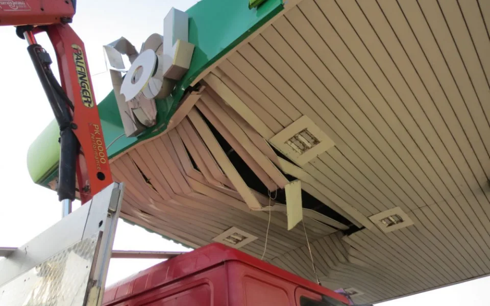 Řidič náklaďáku zapomněl složit hydraulické rameno, promáčkl jím střechu benzínové pumpy.