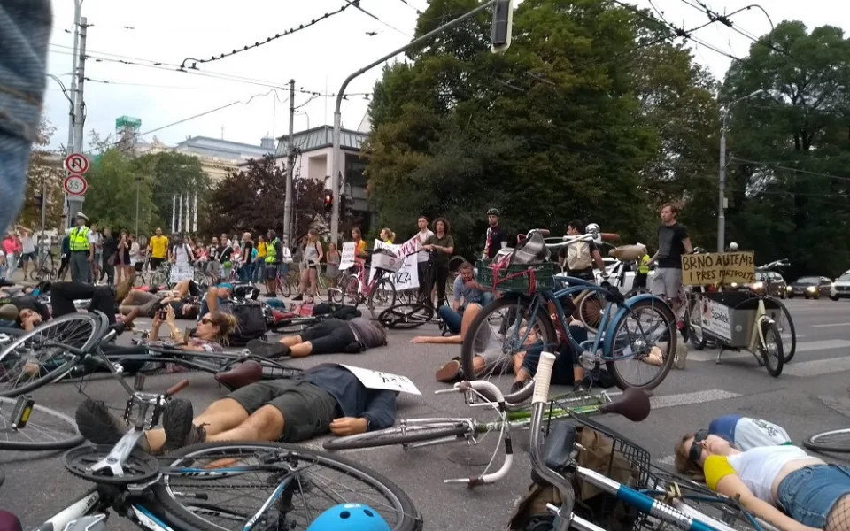 Desítky cyklistů zablokovaly vlastními těly provoz rušné křižovatky v centru Brna.