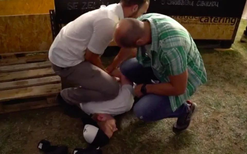 Muž hodil na sousedské večeři po Babišovi vejce, netrefil se.