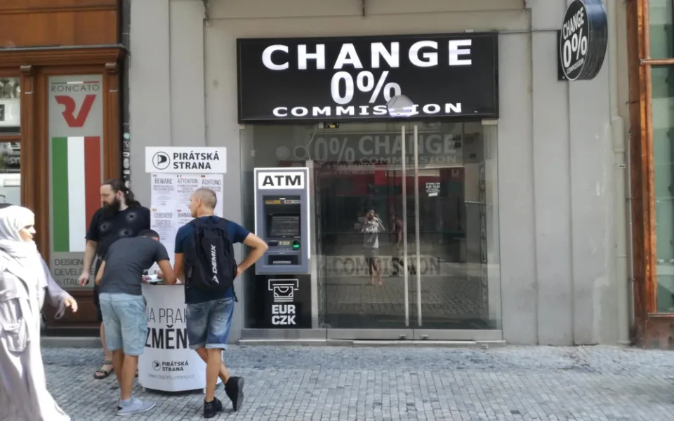 Pražští Piráti čelí trestnímu oznámení od provozovatelů směnárny v centru města.