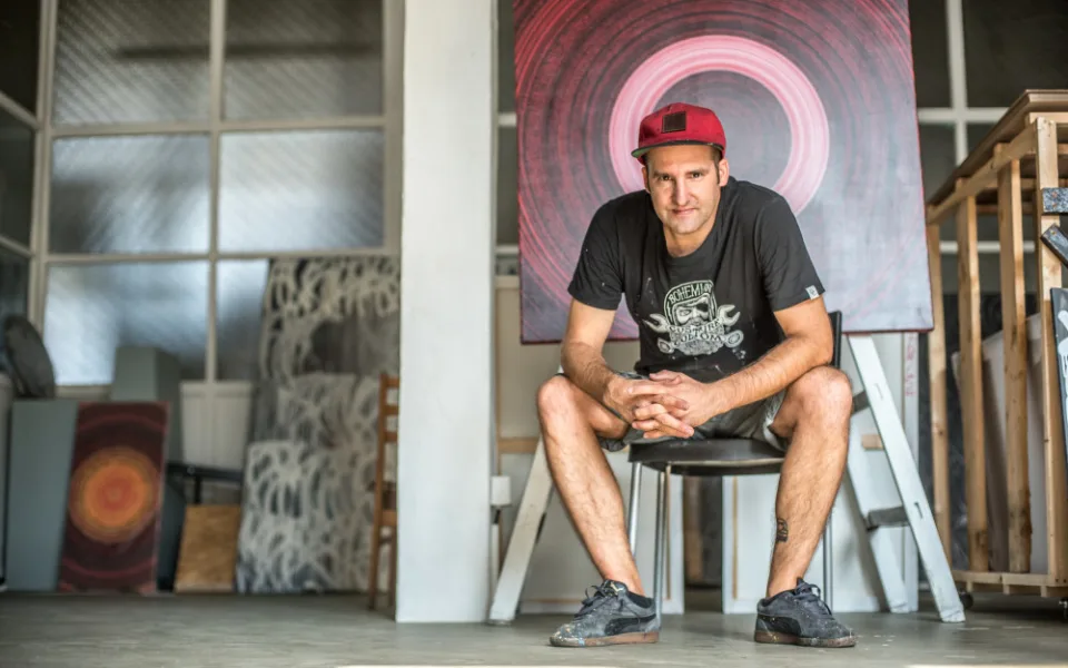 Michal Škapa ve svém ateliéru.