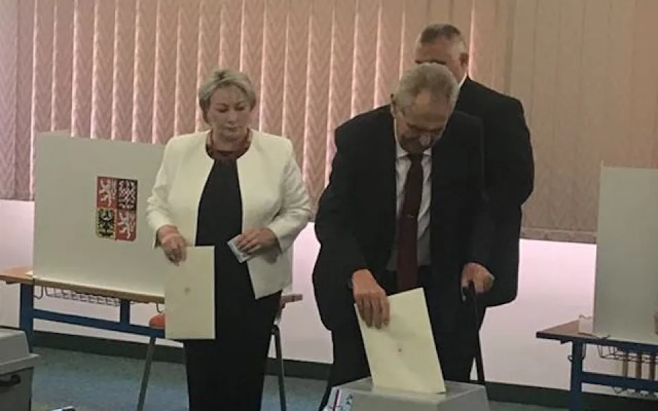Miloš Zeman u volební urny.