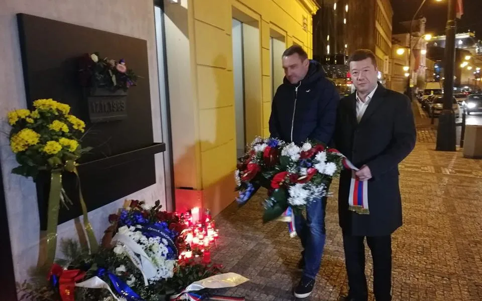 Tomio Okamura na pietním místě.