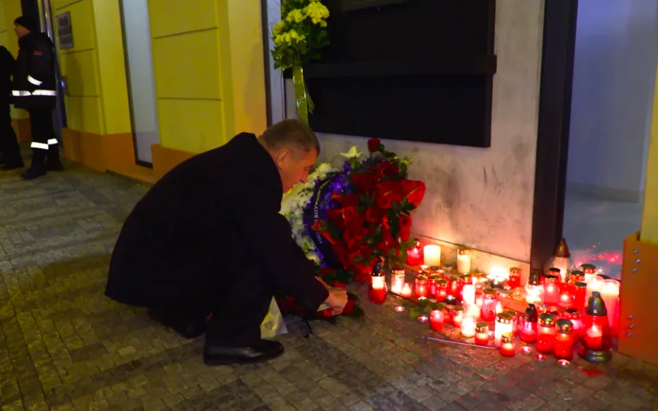 Andrej Babiš položil kytici už o půlnoci.