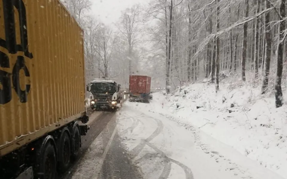 Ranní sněžení na Liberecku komplikovalo dopravu.