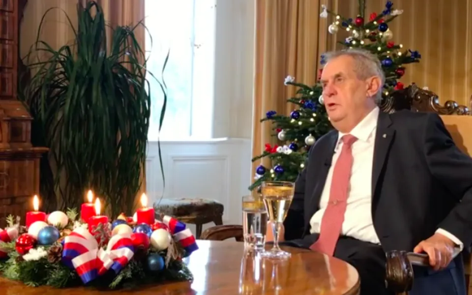 Protivládní demonstrace jsou pohrdáním vůle voličů, řekl ve vánočním poselství Zeman.
