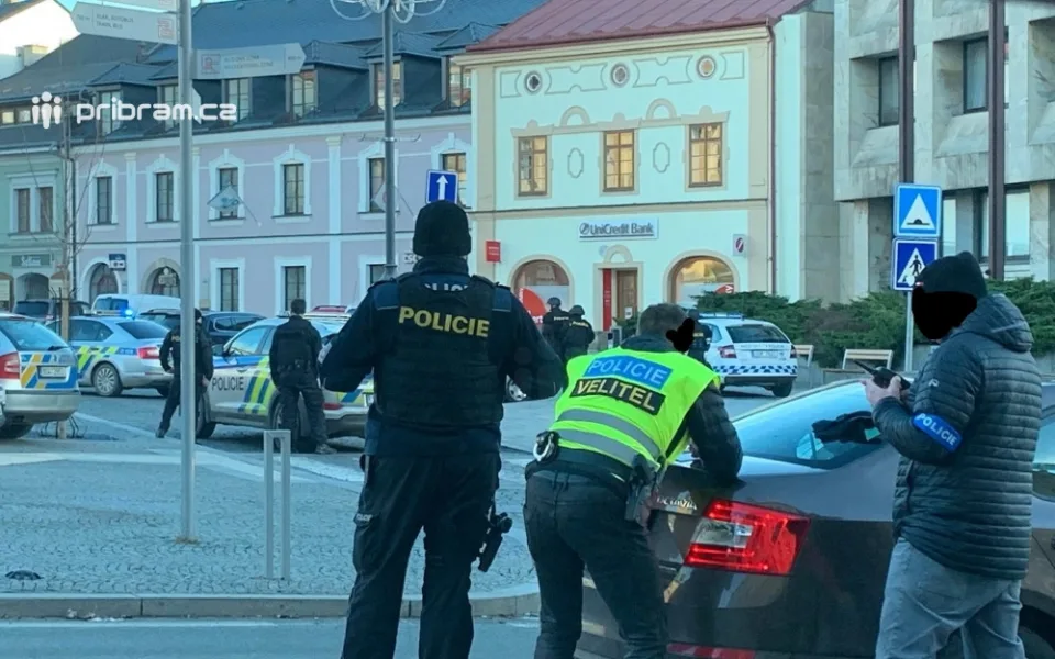 Lupič drží v bance v Příbrami rukojmí, na místě je vyjednavač.