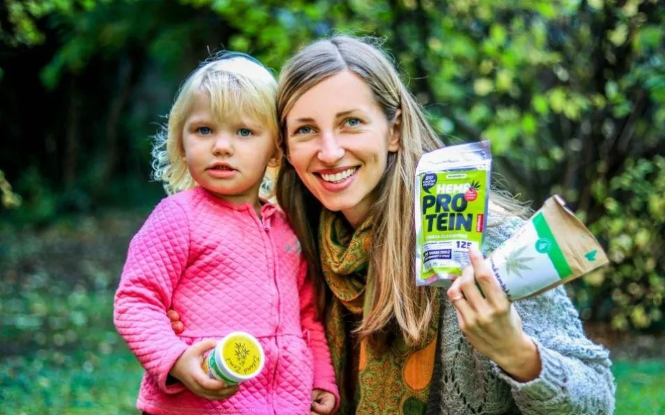 Dost důvodů na to zeptat se Andrey Šťovíčkové, ředitelky společnosti Zelená Země, která se právě na konopné produkty specializuje. Nyní jimi zásobuje 33 evropských států a její tržby atakují hranici 50 milionů korun. 