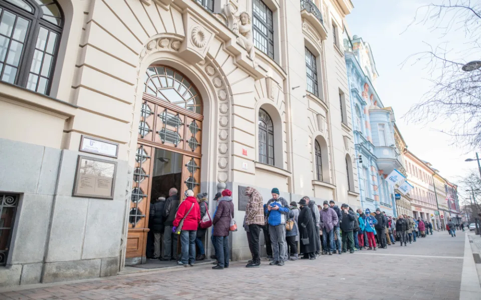 Česká národní banka vydala další sadu výročních dvacetikorun. Na Lannovce lidé stáli dlouhou frontu.