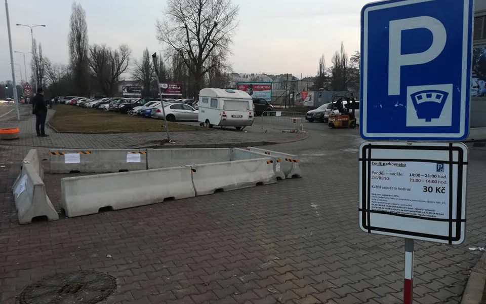 Betonové zátarasy ped hokejovou halou mládeže na Sportovní.