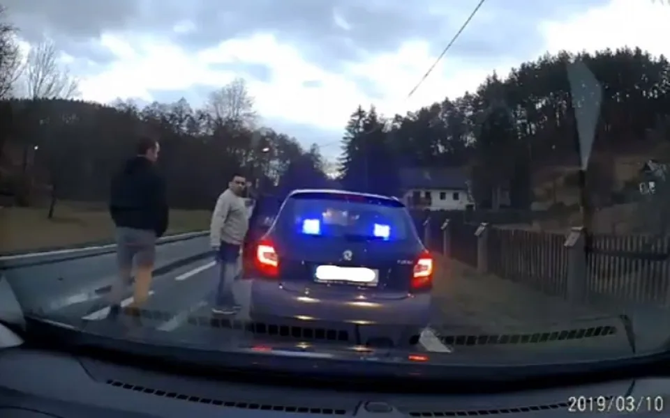Záběr z videa, které zachycuje falešného policistu.